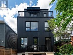 7 EARNSCLIFFE ROAD  Toronto, ON M6E 1J4