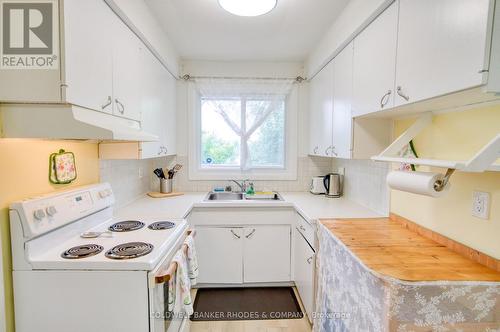 Bright kitchen is fully equipped. - 1430 Edgecliffe Avenue, Ottawa, ON 