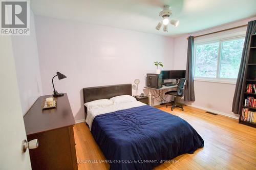 Primary bedroom with 2pc ensuite - 1430 Edgecliffe Avenue, Ottawa, ON 