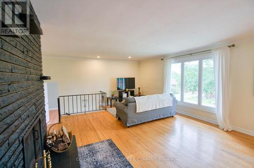 Living room with bright big windows - 1430 Edgecliffe Avenue, Ottawa, ON 