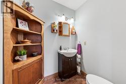 2 Pc on Main Floor - 