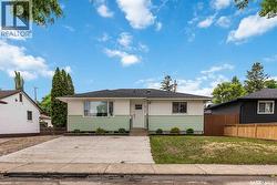 513 W AVENUE N  Saskatoon, SK S7L 3H2