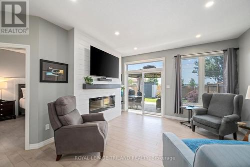 32 Charter Creek Court, St. Thomas, ON - Indoor Photo Showing Living Room With Fireplace