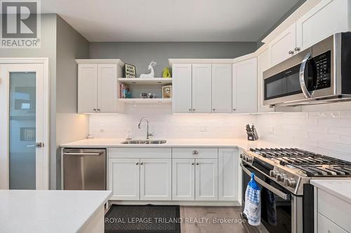 32 Charter Creek Court, St. Thomas, ON - Indoor Photo Showing Kitchen With Double Sink With Upgraded Kitchen