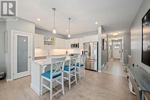 32 Charter Creek Court, St. Thomas, ON - Indoor Photo Showing Kitchen With Upgraded Kitchen
