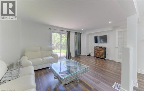 32 Enfield Drive, Cambridge, ON - Indoor Photo Showing Living Room