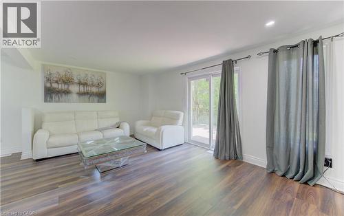 32 Enfield Drive, Cambridge, ON - Indoor Photo Showing Living Room