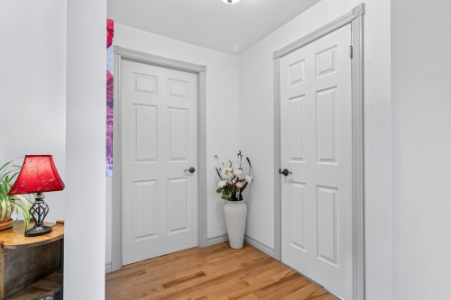 Passageway - 24 Rue Lanctôt, Saint-Constant, QC 