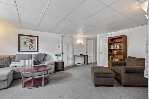 Family Room - 24 Rue Lanctôt, Saint-Constant, QC 