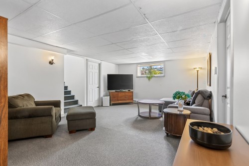 Family Room - 24 Rue Lanctôt, Saint-Constant, QC 