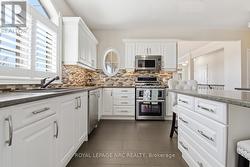 Kitchen with lots of storage - 