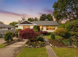2758 Dunlevy St Oak Bay, BC V8R 5Z5