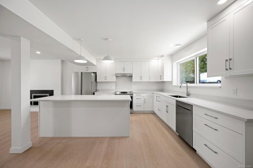 #A-896 Galerno Rd, Campbell River, BC - Indoor Photo Showing Kitchen
