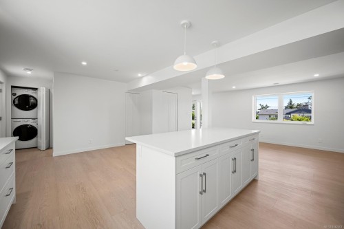 #A-896 Galerno Rd, Campbell River, BC - Indoor Photo Showing Kitchen