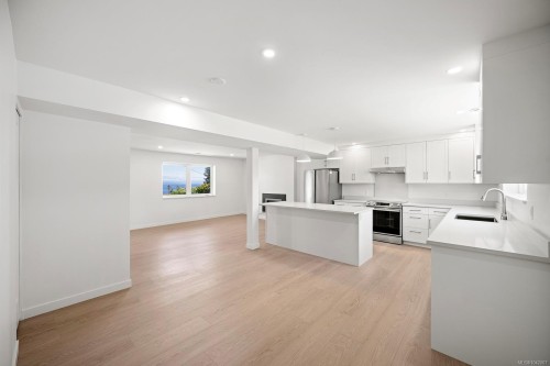 #A-896 Galerno Rd, Campbell River, BC - Indoor Photo Showing Kitchen