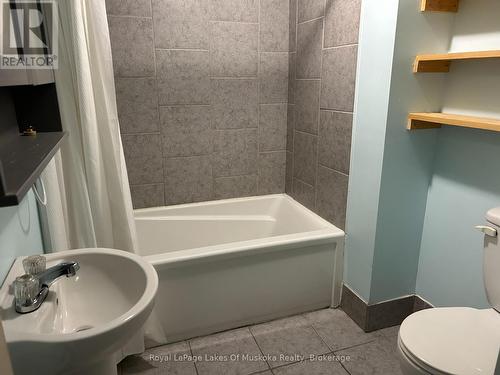 Main level  4-piece bathroom - 190 Ecclestone Drive, Bracebridge, ON 