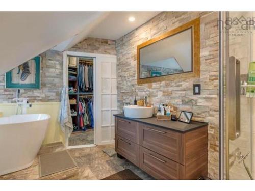 10352 1 Highway, Paradise, NS 