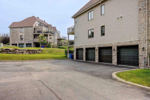Garage - 1-185 Rue Du Sanctuaire, Sainte-Julie, QC - Outdoor