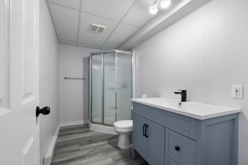 Salle de bains - 28 Rue Pasteur, Notre-Dame-De-L'Île-Perrot, QC 