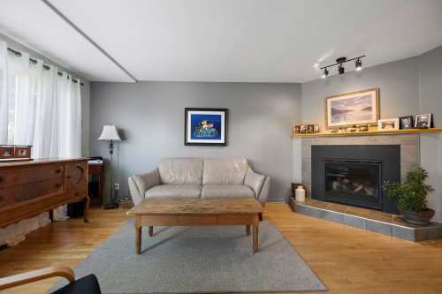 Salon - 28 Rue Pasteur, Notre-Dame-De-L'Île-Perrot, QC 