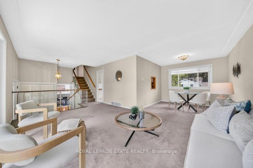 7 Elizabeth Court, Hamilton, ON - Indoor Photo Showing Living Room