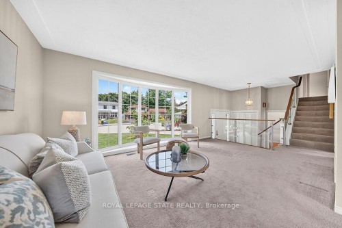 7 Elizabeth Court, Hamilton, ON - Indoor Photo Showing Living Room