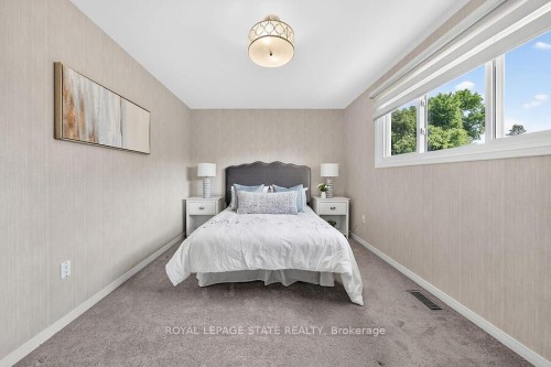 7 Elizabeth Court, Hamilton, ON - Indoor Photo Showing Bedroom
