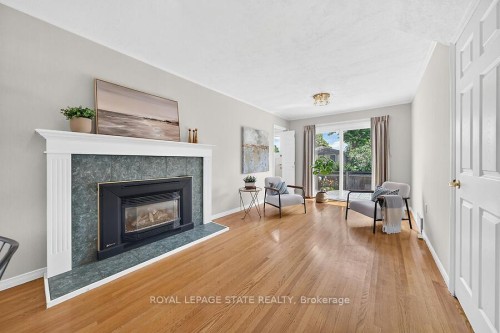 7 Elizabeth Court, Hamilton, ON - Indoor Photo Showing Living Room With Fireplace