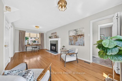 7 Elizabeth Court, Hamilton, ON - Indoor Photo Showing Living Room With Fireplace