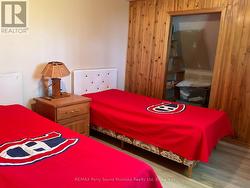 Upper bedroom - 