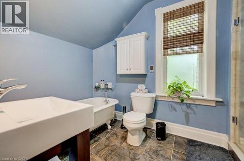 6 Tweed Street, Waterloo, ON - Indoor Photo Showing Bathroom