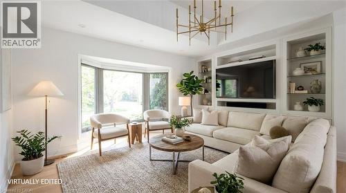 90 Oaklands Park Court, Burlington, ON - Indoor Photo Showing Living Room