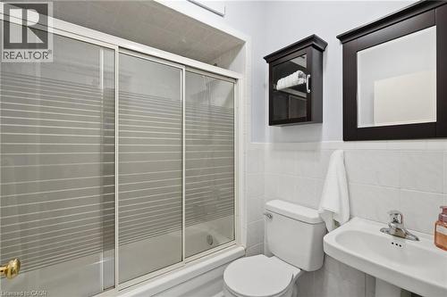 35 Chatham Street, Hamilton, ON - Indoor Photo Showing Bathroom