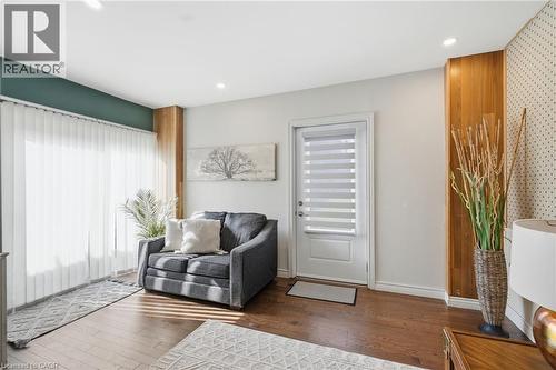 35 Chatham Street, Hamilton, ON - Indoor Photo Showing Living Room