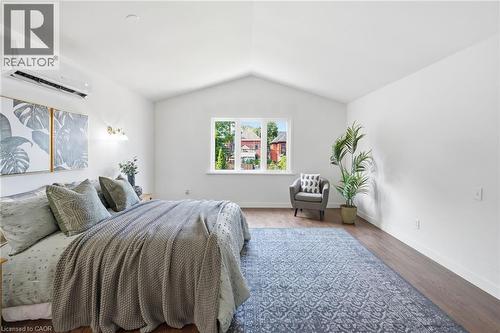 35 Chatham Street, Hamilton, ON - Indoor Photo Showing Bedroom