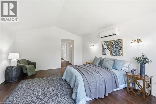 35 Chatham Street, Hamilton, ON - Indoor Photo Showing Bedroom