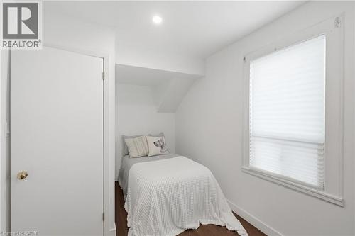 35 Chatham Street, Hamilton, ON - Indoor Photo Showing Bedroom