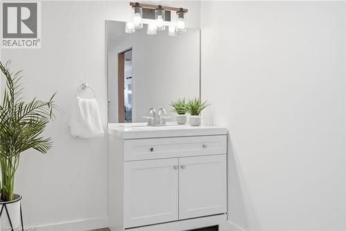 35 Chatham Street, Hamilton, ON - Indoor Photo Showing Bathroom