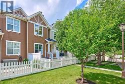 225 ELGIN Gardens SE  Calgary, AB T2Z 4T6