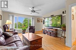 Spacious livingroom with large picture window - 