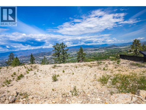 1726 Carnegie Street, Kelowna, BC 