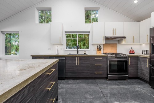 111 Horbury Rd, Cumberland, BC 