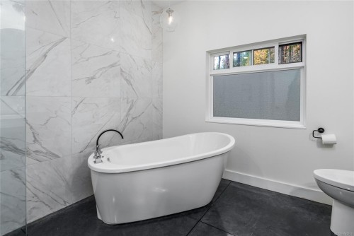 111 Horbury Rd, Cumberland, BC 
