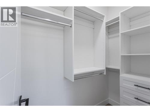 Walk In Closet - 1152 Hume Avenue, Kelowna, BC 