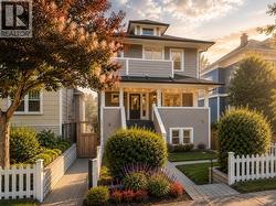 1372 E 10TH AVENUE  Vancouver, BC V5N 1X3