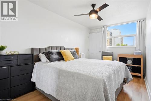 Expansive window providing ample natural light, accompanied by wood-finish flooring, a contemporary ceiling fan, and a neutral color palette - 15 Nicklaus Drive Unit# 17, Hamilton, ON 