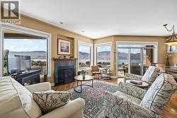 Living room with fireplace - 