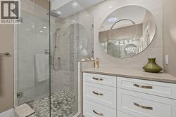 Additional vanity in ensuite - 