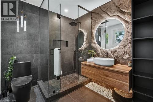 9 Leslie Drive, Hamilton, ON - Indoor Photo Showing Bathroom