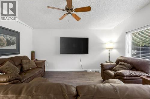 1 Wolfe Street, Sicamous, BC - Indoor Photo Showing Living Room